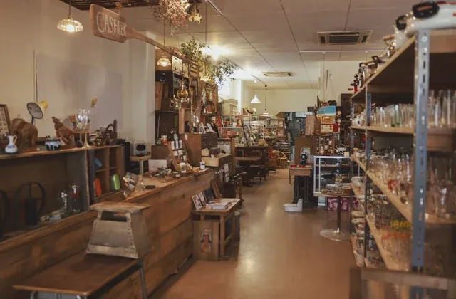 古材と古道具のお店 Cycle の店内
