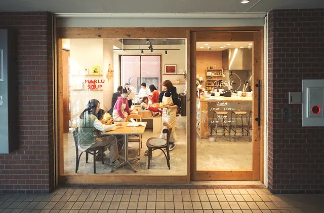 MARLU SOUPとDELIの店先
