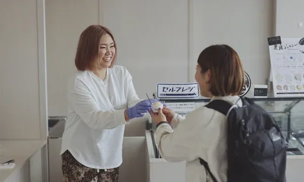 nouto直売所でお客さまにジェラートを手渡す販売スタッフ